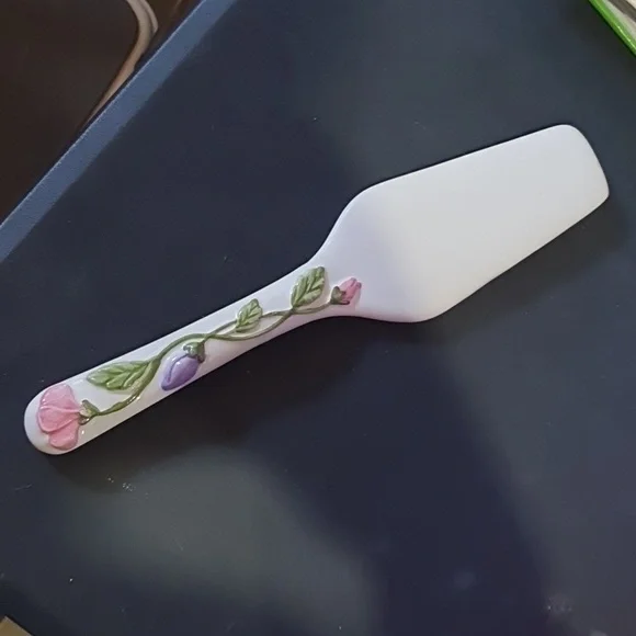 Vintage floral cake serving plates 3 piece set - Picture 12 of 13